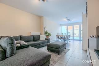 <p><span>Volledig gerenoveerde woning B-label!</span></p><p><span> </span></p><p><span>STARTPRIJS: Elk bod boven deze startprijs, wordt voorgelegd aan de eigenaars, die al dan niet kunnen in gaan op dit aanbod.</span></p><p><span> </span></p><p><span>Deze instapklare woning is rustig gelegen aan de Torhoutse Steenweg in Sint-Andries en werd ca. 5 jaar geleden volledig gerenoveerd. </span></p><p><span> </span></p><p><span>Op het gelijkvloers beschikt de woning over een inkomhal met gastentoilet, een ruime en lichtrijke leefruimte met open keuken en aansluitend een rustig en zonnig tuinterras, ideaal om te genieten.</span></p><p><span> </span></p><p><span>Op de eerste verdieping bevinden zich een badkamer met toilet en inloopdouche, een slaapkamer en een praktische wasplaats. De tweede verdieping biedt nog twee slaapkamers.</span></p><p><span> </span></p><p><span>De woning combineert hedendaags comfort met belangrijke technische troeven: EPC-label B, asbestveilig, conforme elektriciteit en een postinterventiedossier (PID) aanwezig.</span></p><p><span> </span></p><p><span>Aanwezigheid van ventilatiesysteem.</span></p><p><span> </span></p><p><span>Een ideale gezinswoning voor wie op zoek is naar een instapklare woning met 3 slaapkamers en een aangename buitenruimte in Sint-Andries!</span></p><p><span> </span></p><p><span>Contacteer Lorenzo voor een bezoek: 0492 08 08 08  lorenzo@correctvastgoed.be</span></p><p><span> </span></p><p><span>Online schattingstool: https://www.correctvastgoed.be/schatting</span></p><p><span> </span></p>