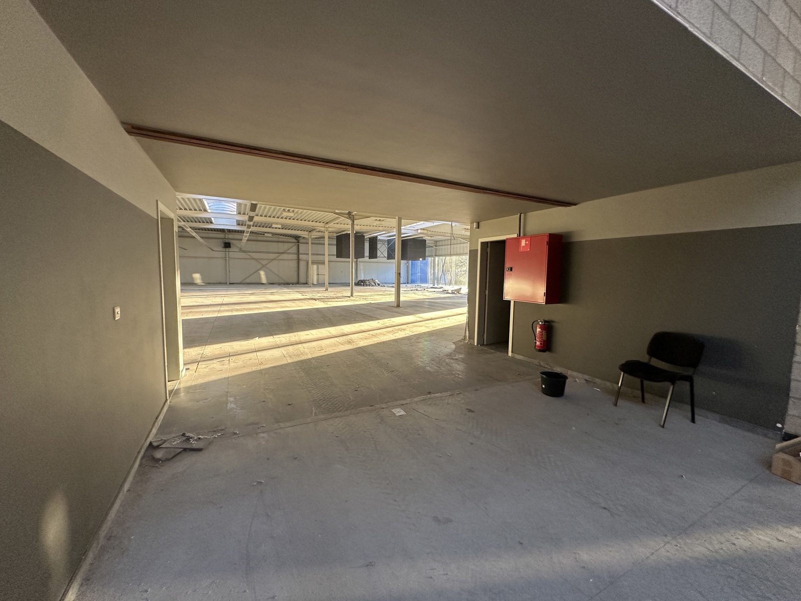 Goed gelegen loods met kantoren op een ruim perceel. - foto 5