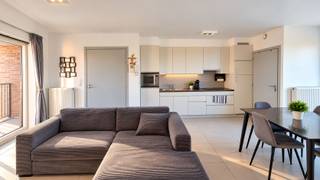 In de hoppestad Poperinge, in een aangename en centrale omgeving bevindt zich dit recent appartement. Het gaat om een appartement gelegen op de 2e verdieping van Residentie Zilvertorens. Residentie Zilvertorens is een uniek project in Poperinge, gebouwd in 2014. Het appartement bestaat uit een ruime woonkamer met open keuken. <br /><br />Deze keuken is volledig geïnstalleerd met ingebouwde koelkast, vriesvak, inductiekookplaat, combioven, dubbele spoelbak en vaatwasmachine. Vervolgens bestaat dit lichtrijk appartement uit een praktische berging, 2 slaapkamers, badkamer met inloopdouche, toilet en wasmeubel, apart toilet, terras zowel aan voorkant als achterkant, fietsenstalling en één parkeerplek. <br /><br />Met zijn ligging vlakbij het station van stad Poperinge bent u in een mum van tijd in andere steden. Ook zijn de supermarkten, buurtwinkels en het openbaar vervoer in de nabije omgeving gelegen. <br /><br />Centrale verwarming op gas<br /><br />EPC B !<br /><br />Gemeenschappelijke kosten: 65 euro/maand<br /><br />Vrij vanaf: 01/12/2026.<br /><br />Met behulp van AI werden er overbodige zaken verwijderd.<br /><br />Benieuwd naar dit appartement te huur in Poperinge? Neem vandaag nog contact op met Immo Francois. Onze vastgoedexperten begeleiden je graag bij een bezoek. Denk je eraan om je woning/appartement in Poperinge te verhuren. Neem vrijblijvend contact op met Emmy Gesquiere van Immo Francois in Poperinge voor een gratis schatting via poperinge@immofrancois.be.<br /><br />