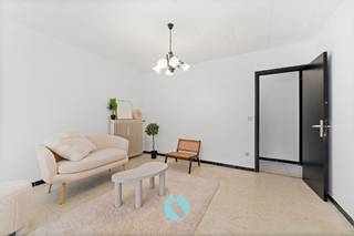 Dit gelijkvloers appartement is heel rustig gelegen in een woonwijk en maakt deel uit van een klein gebouw bestaande uit slechts 2 appartementen.Het...