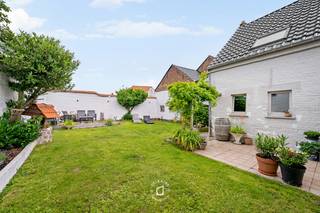 Bent u op zoek naar een verzorgde woning met tal van mogelijkheden voor hobby, opslag of een zelfstandige activiteit? Dan is deze eigendom in Okegem zeker een bezoek waard. Dankzij de <strong>gunstige ligging nabij de N45 </strong>geniet u van <strong>een vlotte bereikbaarheid,</strong> terwijl u toch rustig woont. Deze <strong>goed onderhouden woning</strong> beschikt op het gelijkvloers over een inkomhal, een gezellige leefruimte, een keuken, een badkamer en een afzonderlijk gastentoilet. Aansluitend bevindt zich een aangenaam terras en een volledig omheinde tuin die een bijzonder gezellig en privégevoel creëert. <strong>Een absolute meerwaarde van deze eigendom zijn de ruime bijgebouwen. Het bijhuis </strong>is ingericht met een praktische wasberging en een gezellige ‘mancave’. Daarnaast <strong>biedt het werkhuis </strong>tal van mogelijkheden voor opslag, hobby's, een atelier of een zelfstandige activiteit. <strong>De schuur en stalling </strong>beslaan samen ongeveer 105 m², aangevuld met een aanbouw van ca. 40 m². Hierdoor is deze eigendom uitermate geschikt voor wie nood heeft aan extra bergruimte, een werkplaats of het stallen van voertuigen en materiaal. <strong>Op de verdieping </strong>bevinden zich een ruime nachthal en<strong> 3 volwaardige slaapkamers.</strong> Ook op technisch vlak werd de woning zorgvuldig onderhouden.<strong> Alle (zadel) daken werden recent vernieuwd, de garagepoort werd vervangen in 2022 en bovendien is er een laadpaal aanwezig, wat perfect aansluit bij hedendaags wooncomfort.</strong> Kortom, een veelzijdige eigendom met ruime bijgebouwen, een gezellige tuin, moderne voorzieningen en een uitstekende bereikbaarheid. Ideaal voor gezinnen, hobbyisten of zelfstandigen die wonen en werken wensen te combineren. EPC LABEL: E. <br />