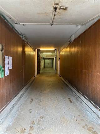 Loods van 613m² te koop in het centrum van Brussel. Deze loods is momenteel onderverdeeld in 4 opslagplaatsen die afzonderlijk verhuurd...