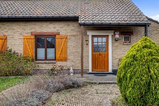 <p><span>Uitstekend gelegen open bebouwing in landelijke stijl op 816m²</span></p><p><span> </span></p><p><span>Dit betreft een ruime gezinswoning met 4 tot mogelijks 5 slaapkamers en een mooi aangelegde tuin. </span></p><p><span>De woning is gelegen op een rustige locatie in een rustige, kindvriendelijke woonwijk doch vlakbij lokale invalswegen.</span></p><p><span>De charmante bouwstijl, de zonnige aangelegde tuin en de ruime oprit &amp; dubbele garage zijn slechts enkele van de vele troeven die deze woning te bieden heeft.</span></p><p><span> </span></p><p><span>INDELING </span></p><p><span> </span></p><p><span>Gelijkvloers: </span></p><p><span>Grote oprit met plaats voor meerderen wagens.</span></p><p><span>Dubbele garage in diepte. </span></p><p><span>Inkomhal met gastentoilet.</span></p><p><span>Ruime, lichte leefruimte (45m²) met veel interactie tot de tuin. </span></p><p><span>Halfopen keuken.</span></p><p><span>Ruime veranda met schuifraam dat toegang geeft tot de tuin. </span></p><p><span>Zeer ruime berging met aansluiting voor wasmachine en droogkast (20m²).</span></p><p><span>Badkamer met ligbad, inloopdouche, en lavabomeubel.</span></p><p><span>1e slaapkamer op laminaat (15m²).</span></p><p><span>Zonnige tuin met o.a. aangelegd terras.</span></p><p><span> </span></p><p><span>1e verdieping:</span></p><p><span>2e, 3e en 4e slaapkamers (15m² &amp; 12m² &amp; 11m²).</span></p><p><span>Eventueel 5e slaapkamer/hobbykamer (11m²). </span></p><p><span> </span></p><p><span>EXTRA </span></p><p><span>Bewoonbare oppervlakte van ca. 225m². </span></p><p><span>Uitstekende ligging in rustige, kindvriendelijk woonwijk.</span></p><p><span>Nabij verschillende fiets-&amp; wandelroutes en bosomgeving.</span></p><p><span>Vlotte verbindingsmogelijkheden via E34 ( Antwerpen- Gent ).</span></p><p><span>Ruime dubbele garage.</span></p><p><span>Kruipkelder (geïsoleerd) onder de gehele woning. </span></p><p><span>Houten ramen met dubbele beglazing (Meranti).</span></p><p><span>CV op aardgas via recent vernieuwd HR condensatieketel (2025)</span></p><p><span>Boiler eveneens vernieuwd in 2025. </span></p><p><span>Airco met warmtepomp aanwezig op zowel gelijkvloers als verdieping.</span></p><p><span>Waterleidingen vernieuwd in 2019. </span></p><p><span>Kamers boven vernieuwd in 2019. </span></p><p><span>Houten ramen met dubbele beglazing.</span></p><p><span>16 zonnepanelen aanwezig (met totaalvermogen 6kW). </span></p><p><span>Asbestveilig (maar niet asbestvrij).</span></p><p><span> </span></p><p><span>EPC: 319kWh/m² </span></p><p><span>Wg - Vg - Vv - Gvkr - Gmo</span></p>