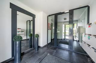 OVERIJSE – Ideaal gelegen vlakbij winkels, restaurants, scholen, sportinfrastructuur, openbaar vervoer en de autosnelweg. Dit instapklaar appartement van +/- 141 m² (volgens EPC) bevindt zich op de 2de verdieping en is als volgt ingedeeld: inkomhal van +/- 6 m² met vestiaire en gastentoilet, een ruime en lichtrijke woonkamer van +/- 44 m² met toegang tot het terras van +/- 7 m², open keuken van +/- 10 m² met frigo, diepvries, inductie kookplaat, dubbele wastafel, afwasmachine en microgolf, een wasruimte van +/- 5 m² met wasmachine en droogkast, 3 slaapkamers van respectievelijk +/- 12 m², +/- 12 m² en +/- 10 m² met toegang tot het balkon van +/- 5 m². Daarnaast is er een 1ste badkamer van +/- 9 m² met een toilet, dubbele wastafel, ligbad en douche en een 2de douchekamer van +/- 3 m² met een wastafel en douche. Bijkomende informatie: Provisie van €160 voor de gemeenschappelijke kosten, gemeenschappelijke tuin, verplicht bij aan te kopen staanplaats in een ondergrondse garage (€25.000), EPC: B – 114 kWh/m²/jaar, individuele gasverwarming. Meer informatie of een bezoek? Contacteer WE INVEST OVERIJSE op 02/455.20.35 of via e-mail overijse@weinvest.be! Niet-contractuele advertentie, onder voorbehoud van wijzigingen. Oppervlaktegegevens zijn indicatief.