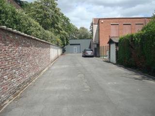 <p><span>Magazijn van 346 m² te gebruiken als opslagplaats. Gemeenschappelijke oprit naar magazijn. Grote automatische poort. Vernieuwd dak. Onroerende voorheffing 60 euro/maand. Vrij op 01/01/2026.</span></p>