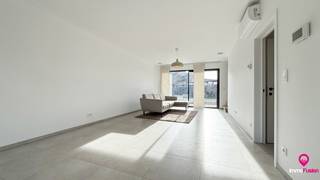 Bij ImmoFusion 7/7 “open huis”: klik op onze 3D-TOUR.<br />Ervaar vastgoed alsof je er zelf doorloopt!<br /><br />Deze strakke, moderne halfopen bebouwing gelegen in de Sint-Annastraat 43 HZ combineert stijl, comfort en functionaliteit op een doordachte manier.<br /><br />Bij het binnenkomen bevindt zich aan de rechterzijde een praktische wasruimte met alle nodige aansluitingen en voldoende plaats voor zowel een wasmachine als een droogkast. Aansluitend vinden we een gastentoilet.<br /><br />De lichtrijke woonkamer vormt het hart van de woning en bestaat uit een ruime open leefruimte met grote raampartijen aan zowel de voor- als achterzijde, wat zorgt voor een overvloed aan natuurlijk licht. De moderne keuken sluit hier naadloos op aan en is uitgerust met een centraal eiland en alle nodige toestellen, waaronder een inductiekookplaat, dampkap, spoelbak, oven en microgolf. Bovendien is er ruim voldoende opbergruimte voorzien.<br /><br />Vanuit de woonkamer heeft u directe toegang tot het aangelegd terras en de onderhoudsvriendelijke tuin, ideaal om in alle rust te genieten van het buitenleven.<br /><br />Op de bovenverdieping bevinden zich 3 volwaardige en ruime slaapkamers. De badkamer is compleet uitgerust met een comfortabel ligbad en een aparte douche. Daarnaast is er nog een afzonderlijk toilet en een grote technische ruimte aanwezig.<br /><br />Zowel de woonkamer als alle slaapkamers zijn voorzien van airconditioning, wat bijdraagt aan een optimaal wooncomfort, het hele jaar door.<br /><br />Pluspunten: <br />- Nieuwbouwwoning<br />- 3 volwaardige slaapkamers<br />- Airco aanwezig<br />- Rustige ligging<br />- Onderhoudsvriendelijke tuin<br /><br />Voor een bezichtiging ter plaatse of meer info, bel ons op 078/78.78.70, of kom gewoon binnen op ons kantoor, steeds welkom!