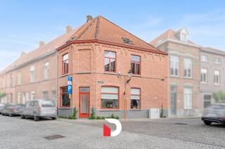Deze mooie hoekwoning is gelegen in het hart van het historische centrum van Brugge, vlakbij het mooie water van de Coupure en de groene omgeving van het Astridpark, en tevens in de dichte nabijheid van invalswegen, winkels, openbaar vervoer, enz. <br /><br />Het lichtrijke eigendom werd recent compleet gerenoveerd met kwalitatieve en duurzame materialen, en met bijzonder aandacht voor energiezuinigheid, wat oa. resulteert in een gunstig EPC en goedgekeurde elektriciteit. <br /><br />De woning is op het gelijkvloers ingedeeld met een ruime inkomhal, gezellige leef- en zitruimte, dewelke naadloos overgaat in een ruime keuken met eetplaats. Verder bevinden zich op het gelijkvloers nog een praktische berging/wasplaats met WC, en een bijzonder leuke stadskoer. Op de eerste verdieping bevindt zich een grote slaapkamer, een bureau-/ontspanningsruimte, een dressing en een zeer fraai afgewerkte badkamer met lavabomeubel, douche, WC en handdoekradiator. Op de tweede verdieping bevindt zich een zeer ruime derde slaapkamer waarin ook de 2de badkamer (met ligbad, lavabo en WC) geïntegreerd is. <br /><br />Kortom: Een volledig instapklare en lichtrijke hoekwoning, gelegen op een bijzonder aangename locatie in het prachtige centrum van Brugge. <br /><br />Contacteer ons voor meer info en/of een bezoek: www.delbecque.immo