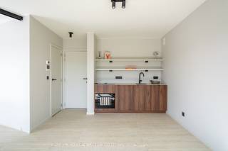 Volledig vernieuwde appartementen op een toplocatie aan het UZ Gent!<br />Bent u op zoek naar een volledig vernieuwd appartement met slaaphoek vlakbij het UZ Gent? <br />Dan is dit zeker iets voor u! <br /><br /><u><strong>Voor meer info elisa@ocvastgoed.be of 0468 45 65 26! </strong></u><br /><br /><strong>REEDS 75% VERKOCHT </strong><br /><br />Wij bieden in dit project 14 appartementen aan op een absolute A-locatie bij het UZ Gent, met een onmiddellijke verbinding naar alle belangrijke invalswegen. Van hippe studio’s en 1-slaapkamer appartementen tot de ruime 2-slaapkamer appartementen.<br /><br /><u><strong>Troeven: </strong></u>
<ul>
	<li>Volledig vernieuwd: De uitstraling en het comfort van nieuwbouw dankzij een totaalrenovatie.</li>
	<li>Kwaliteitsmaterialen: Voorzien van prachtige parketvloeren en een op maat gemaakte keuken.</li>
	<li>Optimaal comfort: Het gebouw beschikt over een lift.</li>
	<li>Mobiliteit: Mogelijkheid tot aankoop van een garageplaats en veilige stallingen voor fietsen.</li>
</ul>
Bent u benieuwd naar de verschillende types en prijzen? Wacht niet te lang en plan vandaag nog uw bezoek aan deze toplocatie!<br /><br />Bruikbare vloeroppervlakte (opgemeten volgens EPC van specifieke studio huisnr. 190): 41 m2.<br /><br />Stedenbouwkundige inlichtingen: bouwvergunning, woongebied,  voorkooprecht, geen gerechtelijke herstelmaatregel of bestuurlijke maatregel opgelegd.<br />Geen overstromingsgevoelig gebied. P-score = A, G-score = A, geen renovatieverplichting<br />Elektriciteit conform <br />EPC: 111 kWh (B) 