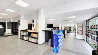 Uitzonderlijk breed handelspand gelegen in de Kursaalstraat te Heist-aan-Zee. Een commerciële toplocatie op wandelafstand van de zee en omgeven door talloze ondernemingen en lokale handelaren. <br /><br />Met een gevelbreedte van ca.15 meter biedt dit pand maximale zichtbaarheid en uitstekende etalagemogelijkheden. Een opportuniteit voor wie op zoek is naar een handelsruimte met uitstraling en veel passage. Geschikt voor diverse handelsactiviteiten (retail, showroom, kantoor, …) en dit vlakbij de Zeedijk, het Heldenplein en het Station. <br /><br />Deze mooie handelsruimte heeft een bruikbare vloeroppervlakte van ca. 179 m².<br />Aan de straatkant 4 grote raampartijen en 2 aparte inkomdeuren. Grote kelder aanwezig, rechtstreeks verbonden aan de handelsruimte, uitermate geschikt voor opslag.<br /><br />Het pand is instapklaar en wordt verwarmd via een warmtepomp (lucht/lucht).<br />Uitstekend energielabel B. Tevens lage syndicuskosten.<br /><br />Een mooie kans om uw eigen onderneming uit te baten in hartje Heist.<br /><br />Meer informatie of een bezoek ter plaatse?<br />Contacteer Willem Cauwels op tel. 050/89.27.70.