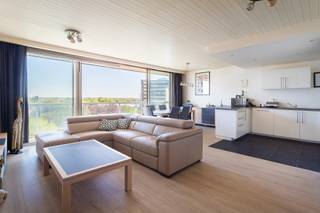 <strong>2 slaapkamer appartement voorzien van een zonneterras over de volledige breedte met groen zicht! <span>Het appartement is uitstekend gelegen te Fruithoflaan nabij winkels, Delhaize, Colruyt, Traitteur-slagerij Finebek, openbaar vervoer, scholen, belangrijke in-en uitvalswegen.</span><br /><br /></strong>
<p><strong><span>INDELING:</span><br /></strong>De lichtrijke LEEFRUIMTE (ca. 41,40m²) geeft via de schuiframen directe toegang tot het zonnige oost-georiënteerd terrast (18,42m²) met rustgevend groen uitzicht. Aansluitend bevindt zich de ingerichte open KEUKEN voorzien van opbergkasten en toestellen; een kookplaat, dampkap, oven, ijskast, diepvries, spoelbak en een afwasmachine.<br /><br />De NACHTHAL geeft u toegang tot het apart gastentoilet en een praktische berging/wasplaats met aansluiting voor uw wasmachine en droogkast. Verder zijn er 2 SLAAPKAMERS (13,02m² en 14,41m²), een DOUCHEKAMER en een ingerichte BADKAMER met ligbad (met douchemogelijkheid) en een lavabomeubel. Ten slotte is er nog een tweede, privatief apart toilet aanwezig.<br /><br />Kelderberging is inbegrepen. <br /><br />Mogelijkheid tot aankopen van een ruime autostaanplaats in het gebouw aan €20.000. Deze plaats is gelegen nabij de lift, in-en uitgang.<br /><br /></p>
<strong><span>BIJZONDERHEDEN: </span></strong><br />- 2 slaapkamer appartement met groen uitzicht. <br />- Ruime autostaanplaats apart te koop<br />- Privatieve kelder inbegrepen<br />- Goed onderhouden gebouw; Dak is geïsoleerd en voldoet aan normen van 2020, terrassen van het gebouw volledig gerenoveerd dd. 2016, Individuele watermeters, nieuw gerenoveerde inkomhal en videofoniesysteem, liften conform <br />- Terras ca. 18,42m²<strong><span><br /></span></strong>- EPC: 117kWh/m², elektrische keuring conform, warmptepomp aanwezig in leefruimte, concierge in het gebouw