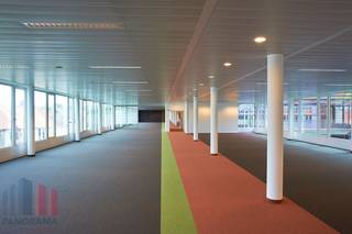 Hoogwaardige kantoorruimte <strong>803 m² </strong>op een strategische toplocatie vlak aan station Brussel-Noord. Op minder dan 3 minuten wandelen geniet dit kantoorgebouw van een uitstekende bereikbaarheid met het openbaar vervoer. Dankzij de directe aansluiting op 6 metro- en tramlijnen en de ligging tussen het groene Parc Gaucheret en de Brusselse Noordwijk, biedt deze locatie een ideale bereikbaarheid.<br /><br />Het gebouw beschikt over diverse faciliteiten waaronder gedeelde kitchenettes, vergader- en brainstormruimtes en ontspanningszones. Technisch voldoet het gebouw aan de hoogste hedendaagse normen met een <strong>vrije hoogte van 2,70 meter</strong>, drie liften (waarvan één goederenlift), <strong>HVAC-installaties </strong>met koude plafonds en warmtepompen, energiezuinige <strong>LED-verlichting</strong>, gefilterde verse lucht met free cooling en een performant<strong> toegangs- en beveiligingssysteem</strong> met badges. Daarnaast zorgen de grote raampartijen voor een overvloed aan natuurlijk licht en bieden open zichten op het Parc Gaucheret.<br /><br />Met een sterke focus op duurzaamheid bevindt het gebouw zich in een traject naar een <strong>BREEAM Very Good-certificaat</strong><strong>,</strong> een internationaal erkende standaard voor duurzame en toekomstgerichte kantoorgebouwen. <br /><br />Contacteer<strong> PANORAMA B2B</strong> voor bijkomende informatie, plannen of een vrijblijvend plaatsbezoek via<strong> 0477 09 00 09.</strong>
