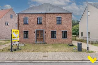 Karaktervolle villa met rustige ligging en groene vergezichten.We betreden deze karaktervolle villa via de ruime inkomdeur om zo uit te komen in de...