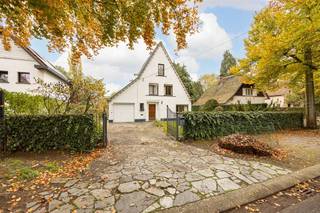 <p><span>Te renoveren charmante villa met zwembad</span></p><p><span> </span></p><p><span>* Gelijkvloers : inkomhal, living op vast tapijt met gaskachel, grote eiken keuken, badkamer met ligbad / dubbele wastafel / toilet, garage met afstandsbediende sectionaalpoort, veranda met houthaard</span></p><p><span> </span></p><p><span>* 1e Verdieping : nachthal met gaskachel en bergzolder, hoofdslaapkamer op vast tapijt, nog 2 slaapkamers op vast tapijt</span></p><p><span> </span></p><p><span>* 2e Verdieping : vaste trap, salon / 4e slaapkamer op vast tapijt</span></p><p><span> </span></p><p><span>- verwarmd buitenzwembad 10m x 5m (gasketel in de garage)</span></p><p><span>- kelder</span></p><p><span>- energetische renovatieverplichting, meer info op: <span>https://www.vlaanderen.be/een-huis-of-appartement-kopen/renovatieverplichting-voor-residentiele-gebouwen</span></span><span> </span><span> </span></p><p><span> </span></p><p><span>Deze woning ligt in een rustige, groene woonstraat in Schilde. Op wandelafstand vind je winkels, scholen en sportfaciliteiten, terwijl het centrum vlot bereikbaar blijft. De buurt staat bekend om haar residentiële charme en exclusieve uitstraling.</span></p><p><span> </span></p>