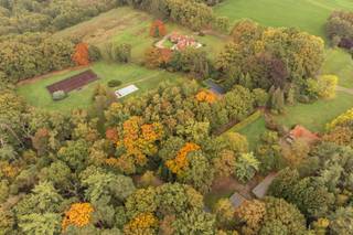 <h2><span>Domaine exclusif d'environ 20 hectares – Domein De Haar</span></h2><h2><span> </span></h2><h3><span>Deux maisons de style, piscine avec pool house, court de tennis et nombreuses dépendances</span></h3><p><span>Au milieu de la verdure, dans l'une des avenues les plus recherchées </span><span>de Schilde</span><span>, se trouve ce domaine exceptionnel d'</span><span>environ 20 hectares</span><span>.<br />Un domaine privé qui respire la tranquillité, la classe et l'expérience de la nature — avec deux maisons séparées, une piscine avec pool house et bar, un court de tennis, des écuries et diverses dépendances.</span></p><h3><span>De Haar 46</span></h3><p><span>Cette charmante maison, rénovée en 2005, allie chaleur et espace et offre une belle vue sur le domaine.</span></p><ul><li><span>construite en 1963</span></li><li><span>4 chambres spacieuses</span></li></ul><ul><li><span>3 salles de bains</span></li><li><span>Grande cuisine entièrement équipée</span></li><li><span>Salon lumineux avec vue sur le jardin</span></li><li><span>Bureau très spacieux, idéal pour bureau à domicile ou cabinet médical</span></li><li><span>Label EPC F</span></li></ul><h3><span>De Haar 48</span></h3><p><span>Par une allée privée, vous accédez à la deuxième maison, également joliment et discrètement située et rénovée en 2022.</span></p><ul><li><span>construite en 1941</span></li><li><span>4 chambres à coucher</span></li><li><span>2 salles de bains</span></li><li><span>Cuisine spacieuse</span></li><li><span>Espace de vie confortable donnant sur l'allée</span></li><li><span>Bureau avec lumière naturelle abondante</span></li><li><span>EPC Label D</span></li></ul><h3><span>Le domaine</span></h3><p><span>Le terrain d'environ </span><span>20 hectares</span><span> est harmonieusement divisé en :</span></p><ul><li><span>env. </span><span>7 ha de forêt</span><span> avec des sentiers et de vieilles rangées d'arbres</span></li><li><span>env. </span><span>9 ha de prairies</span><span> – idéales pour les chevaux ou le petit bétail</span></li><li><span>environ </span><span>4 ha de jardins paysagers</span><span>, d'allées et de zones bâties</span></li></ul><p><span>La longue</span><span> allée</span><span> avec des portes d'entrée en fer forgé garantit une intimité totale et une arrivée majestueuse.</span></p><h3><span>Autres’s</span></h3><p><span>Le domaine offre de nombreux équipements pour ceux qui aiment la vie en plein air et le confort :</span></p><ul><li><span>Piscine extérieure avec terrasse ensoleillée spacieuse</span></li><li><span>Pool house entièrement équipé avec open bar et espace de détente</span></li><li><span>Terrain de tennis</span></li><li><span>écuries et diverses dépendances</span></li><li><span>Grange avec salle de réunion équipée</span></li><li><span>Hangar en tôle ondulée</span></li><li><span>Espaces de stockage pour le bois et le matériel</span></li><li><span>Garages avec portail électrique</span><span> pour plusieurs véhicules</span></li></ul><p><span> </span></p><h3><span>Situation</span></h3><p><span>De Haar est une rue calme et verdoyante dans le quartier </span><span>résidentiel</span><span>de Schilde —, à quelques minutes du centre, des magasins et des écoles, et avec un accès facile à Anvers (±20 min). </span></p><p><span> </span></p><p><span> </span></p>