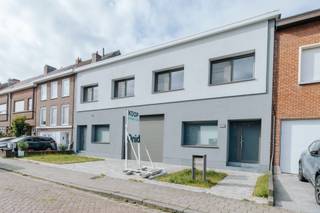 <p>Ontdek deze volledig gerenoveerde en energiezuinige eigendom in het geliefde Boom-Noord – een rustige, kindvriendelijke buurt vlak bij scholen, winkels en de belangrijkste invalswegen richting Antwerpen en Brussel. Het pand bestaat uit een woning met ruim appartement op de bovenverdieping en een magazijn/werkruimte op het gelijkvloers. Ideaal voor wie wonen en werken wil combineren, een zelfstandige activiteit uitoefent of gewoon houdt van extra ruimte en flexibiliteit.</p><p><br /></p><p>De woning werd grondig gerenoveerd en voorzien van een moderne, geïsoleerde gevel (2015), dak- en vloerisolatie, en een gunstig EPC-label B. De hoogrendementsketel, warmtepomp, pelletkachel en 17 zonnepanelen zorgen voor een lage energiekost en een duurzaam wooncomfort. </p><p><br /></p><p>Het bovenliggende appartement biedt een aangename leefruimte met veel lichtinval en toegang tot een prachtig houten terras – de ideale plek om te ontspannen of gezellig te barbecueën.</p><p><br /></p><p><strong>Troeven</strong>: combinatie van wonen en werken (woning + magazijn) - volledig gerenoveerd en uitstekend onderhouden - gevel-, dak- en vloerisolatie (2015) - 17 zonnepanelen, warmtepomp en pelletkachel - gunstig EPC B - groot, zonnig houten terras - hoogrendementsketel.</p>