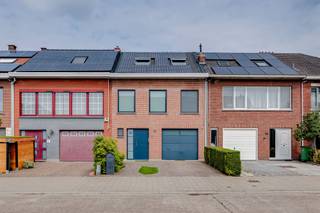 A stone's throw from the center of Ekeren, this ready to move in house is for sale in the Gravenlaan 25 . If you want a nice walk, the nearby Park...