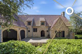 Op slechts 500 meter van het strand van Sint-Idesbald wacht deze uitzonderlijke rustieke villa op haar nieuwe eigenaar. Gelegen op een indrukwekkend perceel van maar liefst 1.600 m², geniet u hier van een zeldzame combinatie van ruimte, privacy en een absolute topligging aan de Belgische kust.<br /><br />Vanaf het moment dat u de royale inkomhal binnenstapt, voelt u de grandeur en het karakter van deze bijzondere woning. De tijdloze leefruimte baadt in het natuurlijke licht en biedt een prachtig uitzicht op de groene, aangelegde tuin. Daarnaast beschikt de woning over een gezellige leeshoek en een ruime zithoek, waar het heerlijk vertoeven is met familie en vrienden.<br /><br />De ruime keuken, voorzien van een overvloed aan werk- en bergruimte, vormt het hart van de woning en biedt alle mogelijkheden voor wie graag kookt en gasten ontvangt.<br /><br />Ook op het gelijkvloers is aan comfort geen gebrek. Hier bevinden zich twee volwaardige slaapkamers, een badkamer en een praktische dubbele garage.<br /><br />Op de verdieping verrassen nog twee uitzonderlijk ruime kamers, die vandaag dienstdoen als vrijetijdsruimtes. Dankzij hun royale afmetingen lenen ze zich perfect als extra slaapkamers, hobbyruimte, fitness of bureau.<br /><br />Deze imposante villa biedt niet alleen een zee aan ruimte, maar ook een unieke kans om te wonen op één van de meest gegeerde locaties van de Belgische kust. Op wandelafstand van het strand, de duinen en het gezellige centrum van Sint-Idesbald geniet u hier elke dag van rust, natuur en de charme van het kustleven.<br /><br />Een eigendom met karakter, uitstraling en eindeloze mogelijkheden. Een unieke kans voor wie op zoek is naar een exclusieve villa op een uitzonderlijk perceel<br /><br />Voor meer informatie of een plaatsbezoek contacteer Home Hunters via hallo@homehunters.be of op het nummer 057/377.477