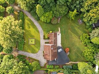 <strong>Verrassend ruime villa op prachtig perceel van ca. 4.175 m²</strong><br /><br /><strong>Via de dubbele, statige oprijlaan bereikt u deze ruime en degelijk gebouwde villa, gelegen in een uiterst rustige villawijk op een prachtig breed perceel van ca. 4.175 m². De groene omkadering en royale voortuin zorgen meteen bij het binnenrijden voor een bijzonder aangename eerste indruk en een gevoel van rust en privacy. Binnen verrast de woning met royale leefruimtes, veel lichtinval en een uitzonderlijk veelzijdige indeling. Ideaal voor een groot gezin, wonen en werken onder één dak of comfortabel wonen op het gelijkvloers.</strong><br /><br /><strong>Gelijkvloerse verdieping</strong><br />- een ruime <strong>inkomhal </strong>met gastentoilet en handenwasser<br />- een afzonderlijke kamer, geschikt als<strong> bureau, praktijk- of extra slaapkamer</strong><br />- een ruime <strong>leefruimte </strong>op natuursteen met open haard<br />- een volledig ingerichte <strong>keuken</strong> <br />- een aanpalende berging, ideaal als voorraadkamer<br />- een lichtrijke <strong>tweede</strong> <strong>woonkamer </strong>op parket met grote schuiframen en mooi contact met de tuin<br />- een achterliggend <strong>bureau/polyvalente ruimte </strong>met <strong>badkamer</strong> voorzien van lavabo, toilet en jacuzzi, alsook aansluitende <strong>dressing</strong> waardoor dit gedeelte ideaal is voor wonen op het gelijkvloers.<br />- een bijkomende <strong>polyvalente</strong> kamer, geschikt als speelkamer, tv-kamer, bureau of praktijkruimte<br />- een praktische <strong>wasplaats </strong>met aansluiting voor wasmachine en droogkast<br />- een inpandige <strong>garage</strong> met elektrische poort en spoelbak <br /><br /><strong>Eerste verdieping:</strong><br />- een centrale nachthal met afzonderlijk toilet<br />- <strong>vijf slaapkamers</strong><br />- een <strong>douchekamer </strong>met lavabo<br />- een <strong>tweede badkamer </strong>met dubbele lavabo, toilet en ligbad, met connectie aan de hoofdslaapkamer en nachthal<br />- een ruime <strong>zolderberging</strong> bereikbaar via vlizotrap<br /><br /><strong>Tuin en buitenruimte</strong><br />- een prachtig aangelegde tuin<br />- achtertuin met <strong>veel zon</strong>, veel <strong>privacy</strong> en zicht op <strong>groen</strong><br />- een verzorgd <strong>terras</strong>, volledig opnieuw aangelegd in 2024<br />- twee <strong>tuinbergingen</strong> als extra bergruimte<br />- <strong>oprijlaan met camerabeveiliging en dubbele poorten.</strong><br /><br /><strong>Bijzonderheden</strong><br />- een verrassend <strong>ruime </strong>en <strong>veelzijdige </strong>woning<br />- tal van <strong>mogelijkheden</strong> voor een groot gezin,<strong> kangoeroewonen</strong>,<strong> praktijk of kantoor aan huis </strong>en<strong> wonen op het gelijkvloers</strong><br />- zeer <strong>degelijke</strong> <strong>constructie </strong>en <strong>goed onderhouden</strong><br />- recente <strong>buitenschilderwerken</strong> in 2024<br />- verwarming op <strong>aardgas </strong>d.m.v. radiatoren<br />- <strong>videofonie</strong> en <strong>alarmsysteem</strong><br /><br /><strong>Een solide en bijzonder ruime villa op een uitzonderlijk perceel, met alle mogelijkheden om wonen, werken en ontspannen harmonieus te combineren.</strong>