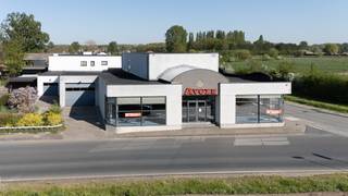 <br />Ontdek deze ruime showroom van 550 m² met sterke visibiliteit in Anzegem.<br /><br />De ligging is een echte troef: op een druk kruispunt en op slechts 5 minuten van de E17 in Waregem, wat zorgt voor een vlotte bereikbaarheid en een constante passage.<br /><br />Naast de showroom op het gelijkvloers is er een extra verdieping van 120 m² die perfect kan dienen als bijkomende toonruimte. Aansluitend vind je nog een winkelruimte van 180 m² en een atelier met sectionaalpoort—praktisch voor leveringen en afhalingen.<br />Dankzij de indeling is het pand niet alleen geschikt als showroom, maar ook perfect bruikbaar als praktijkruimte of kantoor.<br /><br />Overname van aandelen is mogelijk.<br /><br />Perceeloppervlak: 928m²<br />Bruikbare vloeroppervlakte volgens EPC: 1090m²<br /><br />EPC: energielabel X<br />Stedenbouwkundige inlichtingen: Bouw vergund, geen rechterlijke herstelmaatregel of bestuurlijke maatregel opgelegd, geen voorkooprecht, woongebied met landelijk karakter, geen verkavelingsvergunning.<br />Keuring elektriciteit is CONFORM A.R.E.I. (algemeen reglement elektrische installaties.)<br /><br />Geen overstromingsgevoelig gebied: P-score A, G-score A<br /><br />Contacteer <strong>Simon Van Innis</strong> voor bijkomende inlichtingen of een vrijblijvend plaatsbezoek via <strong>0479 05 31 59</strong> of via <strong>simon@kmovastgoed.be</strong><br />