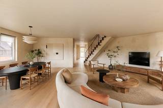 Dit ruime duplexappartement is uitstekend gelegen in het centrum van Zandhoven, op wandelafstand van winkels, scholen, horeca en openbaar vervoer. Een ideale combinatie van ruimte, comfort en een centrale ligging.<br /><br />Het appartement bevindt zich op de tweede en derde verdieping van een kleinschalig gebouw en beschikt over maar liefst vijf volwaardige slaapkamers en twee volledig uitgeruste badkamers, wat het uitermate geschikt maakt voor grotere gezinnen of wie extra ruimte wenst.<br /><br />Op de tweede verdieping komt u binnen via de inkomhal, die toegang geeft tot alle ruimtes. Op deze verdieping bevinden zich twee slaapkamers. Verder vindt u hier een apart gastentoilet, een praktische wasplaats en een badkamer uitgerust met een bad/douche, dubbele lavabo en toilet. Via de nachthal bereikt u ook het zonnige terras.<br /><br />De lichtrijke leefruimte met grote raampartijen zorgt voor een aangename natuurlijke lichtinval en een open gevoel. De tijdloze keuken bevindt zich in een aparte ruimte, wat zorgt voor rust en comfort tijdens het koken.<br /><br />Via de trap in de leefruimte bereikt u de bovenverdieping. Hier bevinden zich nog drie bijkomende slaapkamers. Bovenaan de trap is een ruime, lichtrijke polyvalente ruimte, ideaal als bureau, speel- of hobbyruimte. Op deze verdieping is er bovendien een tweede badkamer, identiek uitgerust met bad/douche, dubbele lavabo en toilet, evenals twee ruime bergingen.<br />Via een uitklapbare trap is de zolder bereikbaar, die zich uitstrekt over de volledige woning en extra opbergruimte biedt.<br /><br />Tot slot beschikt het gebouw over een gemeenschappelijke kelderverdieping met bijkomende bergruimte en parkeermogelijkheden.<br />Een autostaanplaats kan optioneel worden aangekocht aan € 15.000.<br /><br />Troeven op een rij:<br />EPC: 142 kWh/m² – Label B (energiezuinig)<br />Centrale ligging met alles vlot bereikbaar<br />Open zicht<br />Zeer ruime indeling met veel mogelijkheden<br />Elektriciteit conform<br /><br />*inpressie ter illustratie van de mogelijkheden<br />Stedenbouwkundige inlichtingen in aanvraag.<br />Kwartaalprovisie gemeenschap: €423/kwartaal = €141/mnd<br /><br />Bent u op zoek naar een ruim duplex appartement?<br />Plan uw bezoek via nel@vanbredavastgoed.be of bel 03/866 26 73.