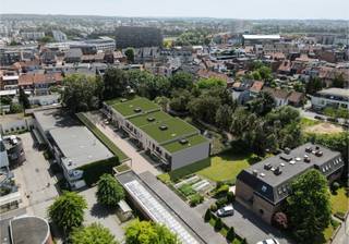 Binnenkort verrijst dit prachtig residentieel nieuwbouwproject met hoge graad van afwerking onder de naam residentie "GREEN GARDENS". Dit project is gelegen in een oase van rust en groen, achter paters Oblaten te Waregem.<br /><br />Deze residentie bevindt zich in het centrum van Waregem, op wandelafstand van alle nodige faciliteiten zoals bakker, slager, ... Toch geniet u hier van alle rust met zicht op de aangelegde tuin.<br /><br />Het project zal bestaan uit 20 prachtige villa-appartementen met oppervlaktes tussen 92m² en 112m². Alle appartementen zijn voorzien van 2 slaapkamers, en bieden zicht op het vele groen! De appartementen beschikken elk over minstens een ruim Zuidgeoriënteerd terras en/of privétuin voor de gelijkvloerse appartementen, variërend tussen 12m² en 33m²!<br /><br />De appartementen worden afgewerkt met ingerichte keuken, badkamer en parket vloeren, elk in te richten naar eigen keuze uit kwalitatief hoogstaande materialen. Ze worden tevens voorzien van vloerverwarming, warmtepomp, ventilatiesysteem D en individuele zonnepanelen installatie, waardoor de appartementen energiezuinig zijn!<br /><br />Bij dit project horen ondergrondse private kelderbergingen, fietshaken, bovengrondse autostaanplaatsen en carports. <br /><br />Graag meer info ontvangen? Bel ons vrijblijvend op via 056 61 11 11 of kom langs op ons kantoor te Waregem! 