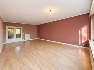 <p><span>Appartement prêt à emménager au premier étage, avec garage et place de stationnement, situé sur la Herentalsebaan à Borsbeek.</span></p><p><span> </span></p><p><span>Agencement : </span></p><ul><li><span>Hall d'entrée avec vestiaire et toilettes séparées</span></li><li><span>Grand salon lumineux avec de grandes baies vitrées</span></li><li><span>Cuisine séparée avec cuisinière à gaz </span></li><li><span>Débarras séparé avec branchements pour lave-linge et sèche-linge</span></li><li><span>Chambre 1 (12 m²) </span></li><li><span>Chambre 2 (12 m²)</span></li><li><span>Terrasse avec débarras (7 m²)</span></li><li><span>Salle de bains avec douche à l'italienne, sèche-serviettes et lavabo encastré</span></li></ul><p><span>  </span><span><br /> </span></p><p><span>Atouts</span></p><ul><li><span>Compteurs individuels pour l'eau, le gaz et l'électricité </span></li><li><span>Garage et place de parking inclus dans le loyer</span></li><li><span>Pas de charges communes </span></li><li><span>Disponible immédiatement </span></li></ul><p><span> </span></p><p><span>Cet appartement à louer à Borsbeek vous intéresse ? Vous recherchez un autre bien immobilier, un investissement ou vous souhaitez connaître la valeur de votre bien ? Alors vous êtes à la bonne adresse chez BOLT Immo ! Nous serons ravis de vous aider.</span></p><p><span> </span></p><p><span> </span></p>