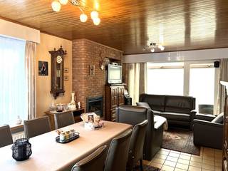 omvattende een inkomhal met vestiaire en apart toilet, gezellige living, volledig ingerichte ruime moderne keuken, veranda, grote garage, bergruimtes, 3 slaapkamers, badkamer, zolder, 2 tuinbergingen, serre en tuin met groot terras en mooi open verzicht over de velden<br /><br />instapklaar, met overal gordijnen en lichtarmaturen