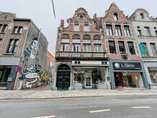 In de schaduw van de kerktoren van Lier vind je deze unieke woning boordevol karakter én potentieel. Authentieke elementen zoals originele vloeren...