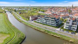 Op een rustige locatie, op korte afstand van het centrum van Nieuwpoort, vindt u dit recente en energiezuinige appartement met twee slaapkamers. Dankzij de instapklare afwerking kunt u hier meteen genieten van een comfortabele en aangename woonomgeving.<br /><br />Het appartement is gelegen op de tweede verdieping en werd ingedeeld als volgt:<br />inkomhal met apart toilet, badkamer met inloopdouche, twee ruime slaapkamers, lichtrijke leefruimte met volledig geïnstalleerde<br />keuken, terras met zicht op de Oude Veurnevaart.<br /><br />Troeven:<br />Instapklaar<br />Gunstig EPC<br />Lichrijk<br />Toplocatie<br />Onderhoudsvriendelijk<br /><br />Interesse in dit pand of wenst u een bezoek ter plaatse? Contacteer ons op 058 77 77 10, graag tot snel!