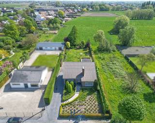 Aan de Provinciebaan 54 in Ledegem ontdek je deze ruime en charmante woning uit 1974, gelegen op een prachtig perceel van maar liefst 1.370...