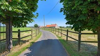 Schitterend gelegen hoeve met bijgebouwen op een idyllische locatie temidden de polders van Knokke-Heist. Een eigendom gelegen op iets meer als 4...