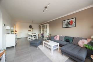 Dit gezellige appartement op de eerste verdieping biedt een comfortabele woonruimte met veel lichtinval. Via de inkomhal met gastentoilet betreden...