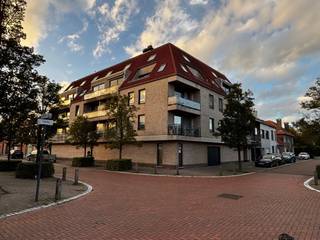 Bent u op zoek naar een veilige en waardevaste investering? Dan zijn deze 7 verhuurde parkeerplaatsen in de Vogelzangwijk in Oostende precies wat u zoekt! Gelegen dicht bij de autostrade, waar de vraag naar parkeerruimte altijd hoog is, vormen deze parkeerplaatsen een gegarandeerde bron van stabiel inkomen. Alle parkeerplaatsen zijn momenteel verhuurd, wat betekent dat u direct profiteert van een zorgeloze en betrouwbare huuropbrengst. Met deze investering kiest u voor zekerheid en een uitstekende locatie met toekomstbestendig rendement. Laat deze unieke kans niet aan u voorbijgaan! Neem vandaag nog contact op voor meer informatie.