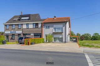 <strong>Instapklare gezinswoning op mooi perceel</strong><br /><br />📐 Bewoonbare oppervlakte: 199 m²<br />🌿 Perceel: 572 m²<br />📊 EPC C<br /><br />In de Baasrodestraat in Lebbeke bevindt zich deze verzorgde en instapklare woning die ruimte, comfort en energiezuinigheid mooi combineert. Dankzij de vlotte bereikbaarheid en de nabijheid van winkels, scholen en openbaar vervoer geniet u hier van een aangename en praktische woonomgeving.<br /><br />De woning beschikt op het gelijkvloers over een inkomhal, een gezellige leefruimte, een functionele keuken, apart toilet en een inpandige garage. Op de eerste verdieping bevinden zich drie volwaardige slaapkamers, een badkamer en een aparte douchekamer, wat extra comfort biedt voor gezinnen. Daarnaast werd ook de zolder volledig afgewerkt en ingericht, ideaal als extra slaapkamer, hobbyruimte of bureau.<br /><br />Buiten geniet u van een aangename zuidoostgerichte tuin, waar u volop kan genieten van rust en zonlicht. Met een perceeloppervlakte van 572 m² biedt deze eigendom voldoende buitenruimte zonder aan onderhoudsgemak in te boeten.<br /><br />Ook op energetisch vlak scoort de woning sterk dankzij de aanwezigheid van zonnepanelen en een thuisbatterij, aangevuld met een gunstig EPC-label C.<br /><br />Troeven
<ul>
<li>Instapklare woning</li>
<li>3 slaapkamers + afgewerkte zolder</li>
<li>Badkamer én aparte douchekamer</li>
<li>Zuidoostgerichte tuin</li>
<li>Zonnepanelen en thuisbatterij</li>
<li>EPC C</li>
</ul>
Bent u op zoek naar een ruime woning waar u onmiddellijk kan intrekken? Dan is deze eigendom in Lebbeke zeker een bezoek waard. Contacteer ons voor meer info of een bezoek op het nummer 052 20 24 40 of via mail niels@berno.be.