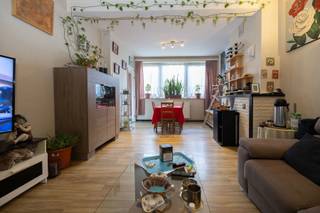 <p><strong>Instapklare belegging in Tienen: appartement met twee slaapkamers, nu al verhuurd</strong></p>
<p>Op zoek naar een vastgoedbelegging die vanaf dag één rendement oplevert? Dit appartement met twee slaapkamers in Tienen is precies dat: een instapklare investering die op dit moment al verhuurd is. Geen leegstand, geen zoektocht naar een huurder - u stapt meteen in met huurinkomsten.</p>
<p>Het appartement is praktisch ingedeeld met een inkomhal, apart toilet, leefruimte, aparte keuken en badkamer. De twee volwaardige slaapkamers bieden ruimte voor een gezin of huurders met kinderen, en via één van de slaapkamers heeft u toegang tot een klein terras - ideaal voor wie graag even buiten zit zonder de zorg voor een grote tuin. Bijkomende troef: twee kelderbergingen, altijd handig voor extra opslagruimte.</p>
<p>Met een EPC-waarde van 192 kWh/m² zit dit appartement energetisch goed in orde, wat het aantrekkelijk maakt voor zowel huurders als toekomstige kopers.</p>
<p>Kortom: een goed gelegen, verhuurd appartement dat vanaf de eerste dag rendement genereert - een opportuniteit die u niet mag laten liggen.</p>
<p>Wenst u een bezoek of meer informatie? Mail naar info@immogve.be of bel 016 56 56 14.</p>