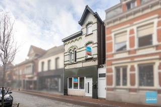 In het levendige hart van Zele vindt u deze prachtig gerenoveerde woning, tot in de kleinste details afgewerkt en klaar voor haar nieuwe...