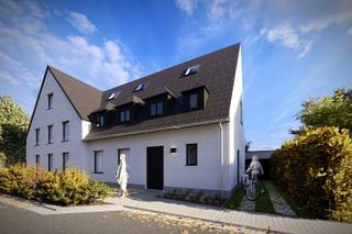 Cette maison semi-ouverte du projet TweeZicht sera entièrement rénovée en 2026 et combine 256 m² de confort de vie de qualité avec une...