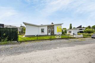Immo Pické biedt U deze rustig en gunstig gelegen bungalow aan gelegen in de nabijheid van scholen, winkels, openbaar vervoer en de belangrijkste verbindingswegen. Deze woning is gelegen op een perceel van 6a 11ca en beschikt over een inkomhal met gastentoilet, een woonkamer, een gedeeltelijk geïnstalleerde keuken, een douchekamer, 3 slaapkamers (2 grote en een kleine) en een afzonderlijk bijgebouw dat dienst kan doen als berging/garage. Daarnaast beschikt deze woning over een leuke tuin met terras.