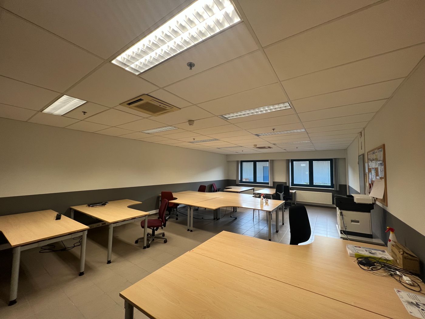450 m² instapklaar kantoorruimte vlakbij de R4 te Desteldonk! - foto 2