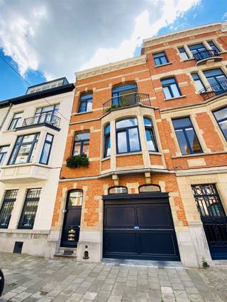 IXELLES - dicht bij het Brugmannplein, in een rustige woonstraat, dicht bij winkels en vervoer, mooi gestoffeerd appartement met 1 slaapkamer op de...