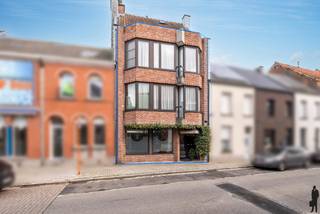 Gunstig gelegen opbrengsteigendom nabij het centrum van DuffelSpecifieke kenmerken:- 2 appartementen, 1 studio en één kantoor/praktijkruimte op het...