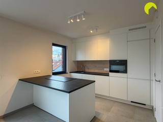 <p><span>Energy-efficient one-bedroom apartment in Wilrijk!</span></p><p><span>All major access roads, daily shops, and public transport are located in the immediate vicinity. The apartment also enjoys excellent connections to Antwerp and Brussels.</span></p><p><span>Layout:</span></p><p><span>We enter the apartment through the entrance hall with a separate toilet and hand basin. The living area (31 m²) benefits from plenty of natural light thanks to the large windows. Adjacent is the open-plan kitchen, fitted with cupboards, an induction hob, extractor hood, fridge and freezer, dishwasher, and sink.</span></p><p><span>The kitchen provides access to the storage room, where connections are available for a washing machine and tumble dryer. From the living area, you have access to the pleasant south-facing terrace (8.3 m²).</span></p><p><span>Furthermore, the apartment features one bedroom (12 m²) with built-in wardrobes.</span></p><p><span>The bathroom is equipped with a walk-in shower and a double washbasin unit.</span></p><p><span>Features:</span></p><p><span>Low communal charges: 75/month (automatic lighting, cleaning service, lift, etc.)<br />Underfloor heating<br />Solar panels<br />EPB pending (new-build property)<br />Rental deposit: 3 months<br />Property condition report: 225<br />Available immediately<br />Curtains included</span></p><p><span>Book your appointment </span><span>ONLINE</span><span> now. Visit the property page on our website <span>www.habicom.be</span></span><span> and click the pink button </span><span>PLAN A VISIT</span><span>.</span></p><p><span>Choose the time that suits you best, fill in the requested contact details, and click send to confirm.</span></p>