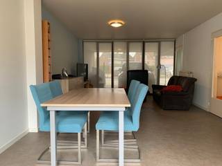 Ruim gelijkvloers appartement met 2 slaapkamers en gezellige koer. EPC: 184 kWh/m²/jaar. Beschikbaar: 01/06/2026Ligging: Gelijkvloers appartement...