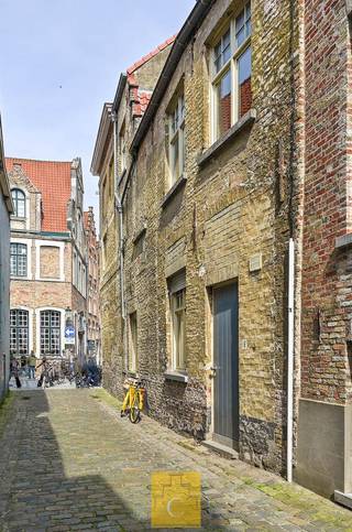 Heel mooie ligging in de pas heraangelegde Vlamingstraat, schuin over de voormalige Jezuiëtenkerk. Dit hoekpand met wit geschilderde...
