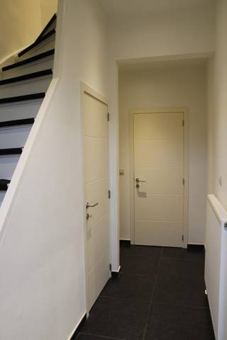 Deze woning is gelegen in een zeer rustige buurt op wandelafstand van het gemeentepark van Boom en omvat: Inkomhal, leefruimte met veel lichtinval, ruime open keuken voorzien van alle toestellen, douchekamer (inloopdouche, lavabo, toilet), berging met mogelijkheid om wasmachine en droogkast te plaatsen, 3 slaapkamers, badkamer (ligbad, lavabo, toilet) , kelder, tuin met terras. Achteraan de tuin is een servitudeweg aanwezig wat de mogelijkheid biedt om met de fietsen direct toegang te hebben tot de tuin. De woning is volledig asbestvrij. Parkeren in de omgeving kan zonder problemen. Op 50 meter ligt een gezellig stedelijk speelterrein (zeer kindvriendelijk). Laat de kans niet voorbijgaan om deze leuke woning te komen bekijken. In de directe omgeving op wandelafstand zijn zowel scholen, openbaar vervoer, winkels, e.d. terug te vinden. Het gaat hier dan ook over een woning die zeer goed gelegen is.<br /><br />Voor meer informatie en/of het maken van een afspraak: patrik@ampvastgoed.be en/of 0465/00.40.45.