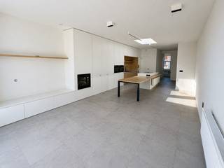 Op een rustige locatie in Roeselare, vlakbij alle nodige voorzieningen, vinden we deze volledig gerenoveerde woning terug. Achter de charmante gevel schuilt een stijlvolle en warme thuis, waar moderne afwerking perfect samengaat met authentieke elementen zoals de originele trap en plankenvloeren.

Via de inkomhal, met praktische ruimte voor jassen en schoenen, betreden we de woning. Deze leidt ons naar de ruime en vooral lichtrijke leefruimte. De volledig geïnstalleerde keuken beschikt over heel wat kastruimte en sluit naadloos aan op de gezellige zithoek met gashaard.

Daarnaast is er op het gelijkvloers nog een handige bureauruimte, ideaal voor thuiswerk, evenals een afzonderlijk toilet. Extra bergruimte is voorzien in de praktische berging aansluitend aan de keuken en in de droge kelder.

Op de eerste verdieping bevindt zich de stijlvolle badkamer, uitgerust met zowel een ligbad als een douche, evenals een eerste ruime slaapkamer. De tweede verdieping biedt nog twee volwaardige slaapkamers.

De woning beschikt bovendien over een aangename stadstuin waar het heerlijk vertoeven is, aangevuld met een praktische tuinberging.

Bent u op zoek naar een stijlvolle, instapklare woning op een rustige ligging? Aarzel niet en plan vandaag nog uw bezoek! Contacteer Bo op 0498 74 25 28. 