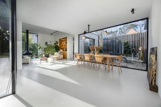 Welkom in deze uitzonderlijke villa, discreet gelegen in een privatief domein met slechts zes woningen. Via de stijlvolle oprijlaan en...