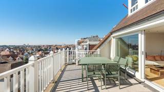Prachtig duplex penthouse met 3 slaapkamers, genietend van een magnifiek zongericht terras met panoramisch uitzicht, ideaal gelegen in de residentie Martinique, een exclusief gebouw in het hart van het Zoute, met de winkels, restaurants en het strand allemaal op korte loopafstand.<br /><br />Indeling : <br />Een zonovergoten living die uitgeeft op het ruime terras, waardoor u kunt genieten van de zon en het prachtige uitzicht op de omgeving. Of u nu wilt ontspannen in de zon of dineren onder de sterren, dit terras biedt de perfecte setting voor elke gelegenheid.<br />Een volledig uitgerust open keuken met ontbijthoek en aanpalend een eetplaats. Een praktische bijkeuken/wasplaats.<br />Meerdere ingemaakte kasten. Gastentoilet.<br />Op de eerste verdieping : een lichtrijke nachthal geeft toegang tot 3 mooie volwaardige slaapkamers en 3 badkamers, waarvan 2 met douche en 1 met ligbad. Apart toilet op de nachthal.<br /><br />Grote privé kelder.<br />Mogelijkheid tot overname huur van een garagebox in de Residentie Val Riant. <br /><br />Of u nu op zoek bent naar een vakantiehuis of een permanente residentie, deze penthouse biedt de ultieme combinatie van comfort, stijl en locatie. Met zijn hoogwaardige renovaties door Nathalie Deboel en uitstekende oriëntatie, is deze penthouse een unieke kans om te genieten van het beste dat Knokke te bieden heeft.<br /><br />Contacteer ons voor een bezoek!