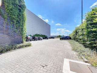 Dit lichtrijke kantoor te huur bevindt zich vlakbij de op- en afrit E17 te Lokeren, waardoor het van een zeer vlotte bereikbaarheid met de wagen geniet. Daarnaast beschikt het pand over 5 parkeerplaatsen en een ruim terras. Oppervlaktes:- Kantoor: 355 m²- Terras: 80 m²- 5 parkeerplaatsenSpecificaties:- Bouwjaar: 2010- Sanitair- Lift- Kitchenette- Houten vloer- Ruim terras- Branddetectie- Ventilatie- Airco warm-koud- Centrale verwarming op gas- Badgesysteem- Onthaal tijdens kantoorurenBeschikbaarheid:Onmiddellijk beschikbaar.Bent u geïnteresseerd in dit kantoor te huur in Lokeren? Aarzel dan niet om ons te contacteren op het nummer 09 245 35 35 of via business.gent@dewaele.com.