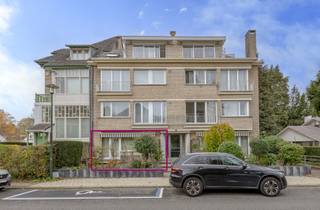 <p>Dit charmante 2-slaapkamer appartement bevindt zich op de gelijkvloerse verdieping van een goed beheerde en onderhouden residentie. Het is gelegen in een begeerde residentiële wijk van Sint-Pieters-Woluwe op een uiterst rustige en groene locatie, nabij het Zoniënwoud. U geniet hier van de rust van de natuur, gecombineerd met de vlotte bereikbaarheid van lokale winkels, scholen en openbaar vervoer.</p>
<p><strong>Indeling:</strong> <br />Het appartement omvat een inkomhal met afzonderlijk toilet, een lichtrijke leefruimte met een directe toegang tot het zuidgerichte terras (eigendom van de mede-eigendom), een volledig geïnstalleerde keuken, een badkamer, 2 ruime slaapkamers waarvan 1 met een privatief balkon en tot slot een privatieve kelder. EPC klasse G, 432 kWh/m²/j.</p>
<p><strong>Extra informatie:</strong> <br />Voor uw comfort is de aankoop van een ruime, privatieve garagebox verplicht (€40.000 meerprijs). Dit charmante appartement is momenteel vrij van gebruik. In afwachting van de stedenbouwkundige inlichtingen. <br />Te bezoeken.</p>